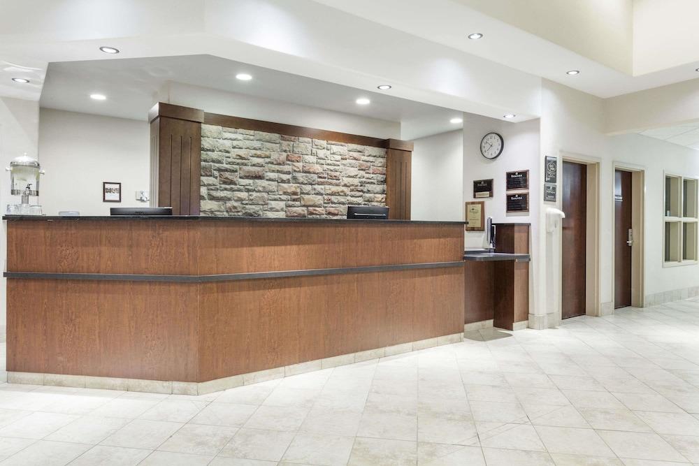 Ramada By Wyndham Drayton Valley Exterior photo