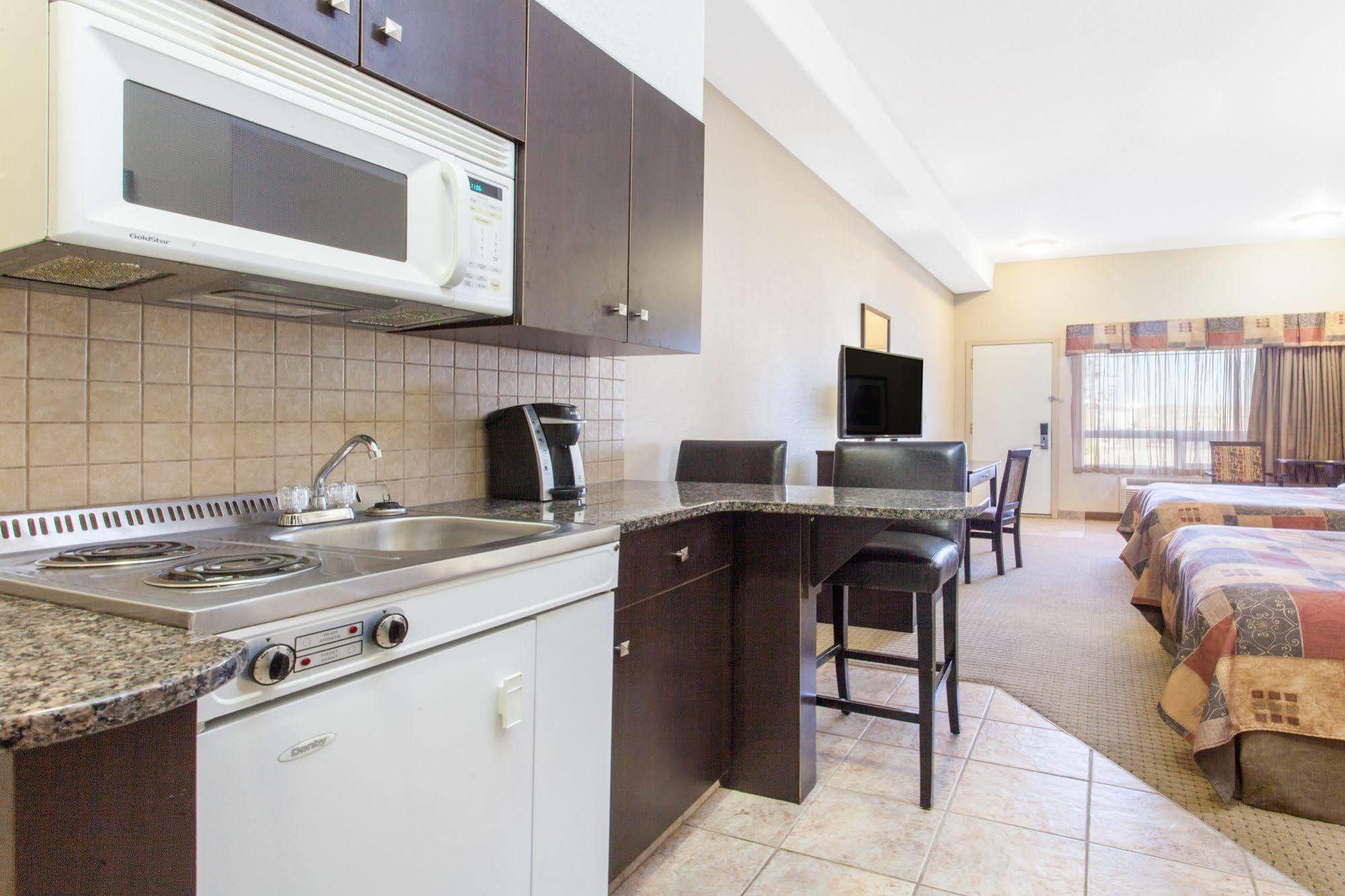 Ramada By Wyndham Drayton Valley Exterior photo