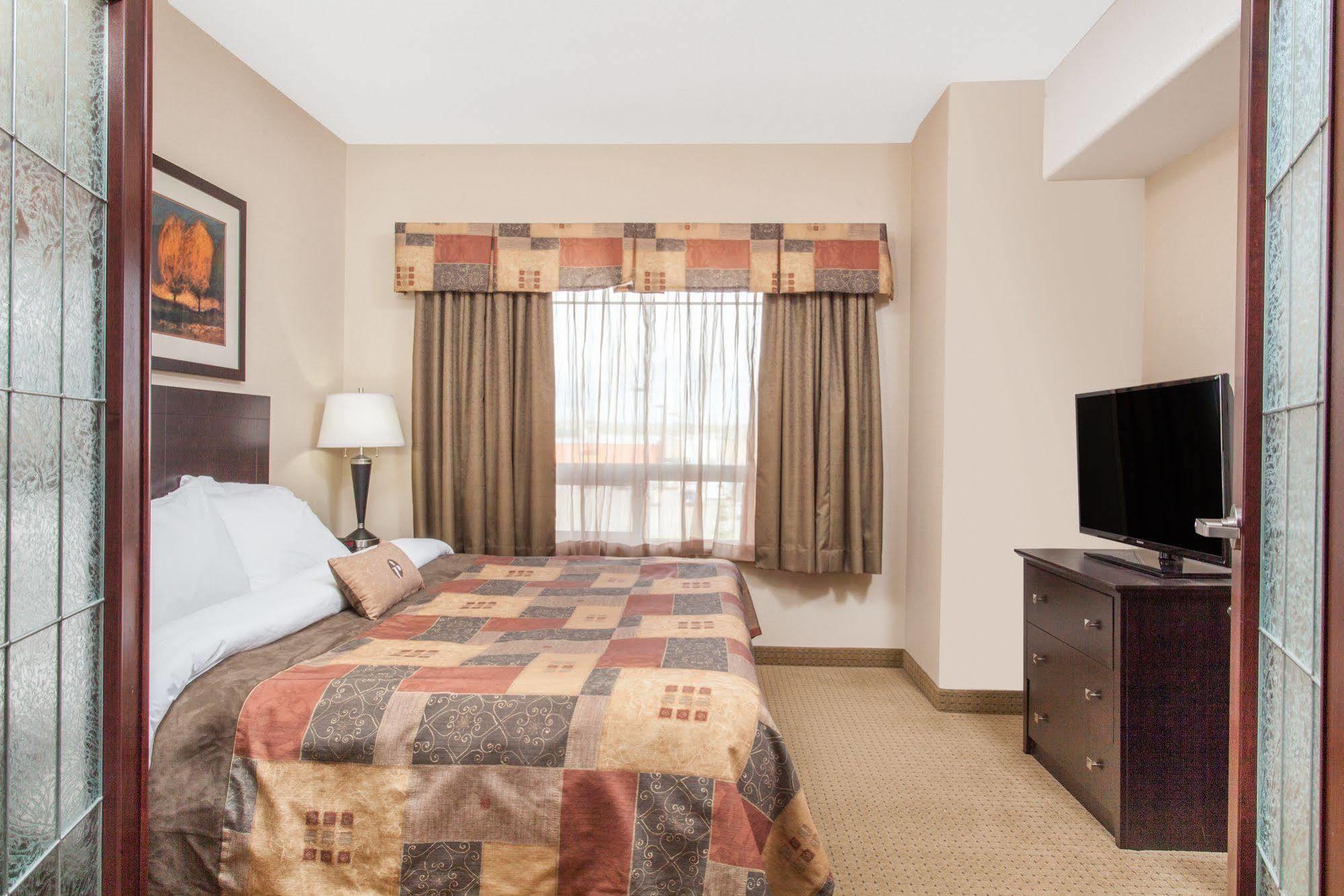 Ramada By Wyndham Drayton Valley Exterior photo